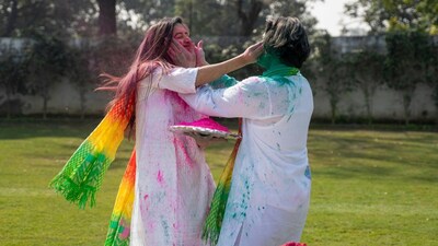 Dry vs. Water Holi: Which is Safer for Your Eyes? Expert Reveals Risks & Tips