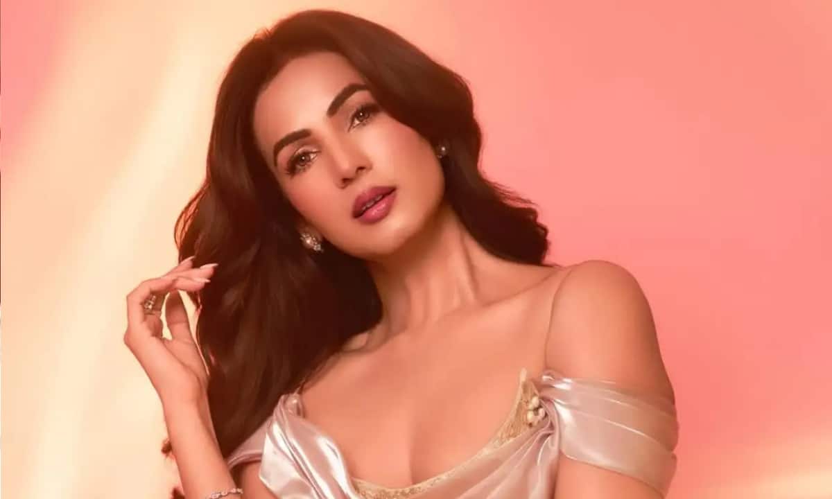 Sonal Chauhan returns safely to India after being stranded in Dubai amid Middle East tensions