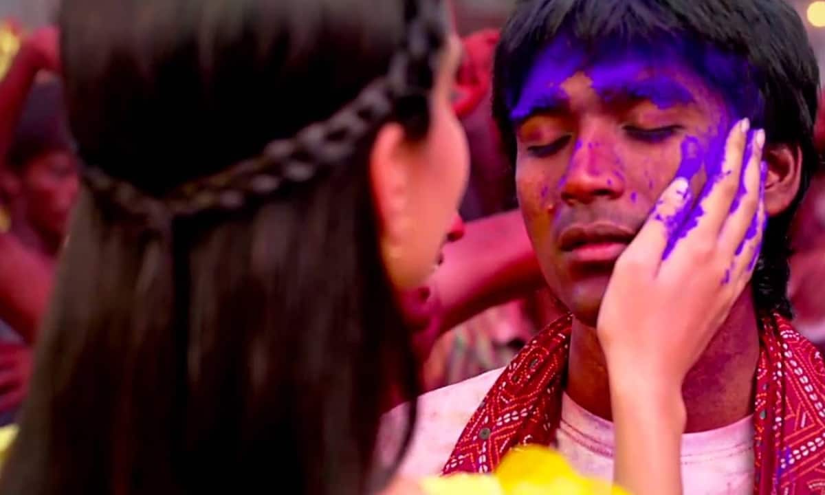 Raanjhanaa<br />In the romantic drama Raanjhanaa, the Holi celebration becomes an emotional turning point in the love story between Zoya (played by Sonam Kapoor) and Kundan (played by Dhanush). During the festival’s colourful revelry, Zoya playfully applies colour to Kundan’s face, the moment he becomes completely immersed in love, entering a new emotional world shaped by longing and devotion.
