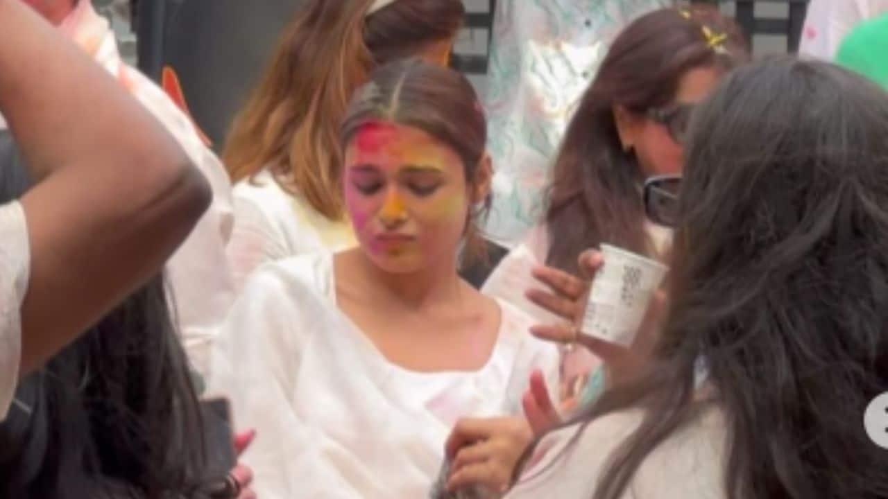  Shalini Pandey, best known for her role in Arjun Reddy, was also spotted at the vibrant Holi celebration hosted by Shabana Azmi and Javed Akhtar. The actress appeared to be in high spirits, dancing and smiling through the festivities. She was seen enjoying the celebrations alongside designer Manish Malhotra, and in one moment, sharing a cheerful exchange on the dance floor with Javed Akhtar himself.