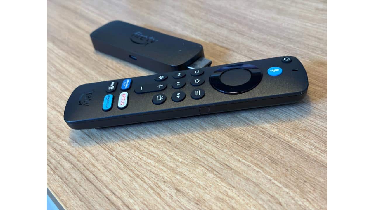 The bundled Alexa Voice Remote mirrors other recent Fire TV remotes. It includes dedicated power, navigation, playback, and app shortcut buttons, along with a microphone key for voice commands. It’s lightweight, ergonomic, and easy to operate, making everyday navigation straightforward.