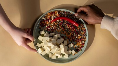 Foods like seitan, tofu, lentils, nuts, and quinoa can rival fish in protein while adding fibre and essential nutrients. Discover the best vegetarian protein sources. (Photo: Pexels)