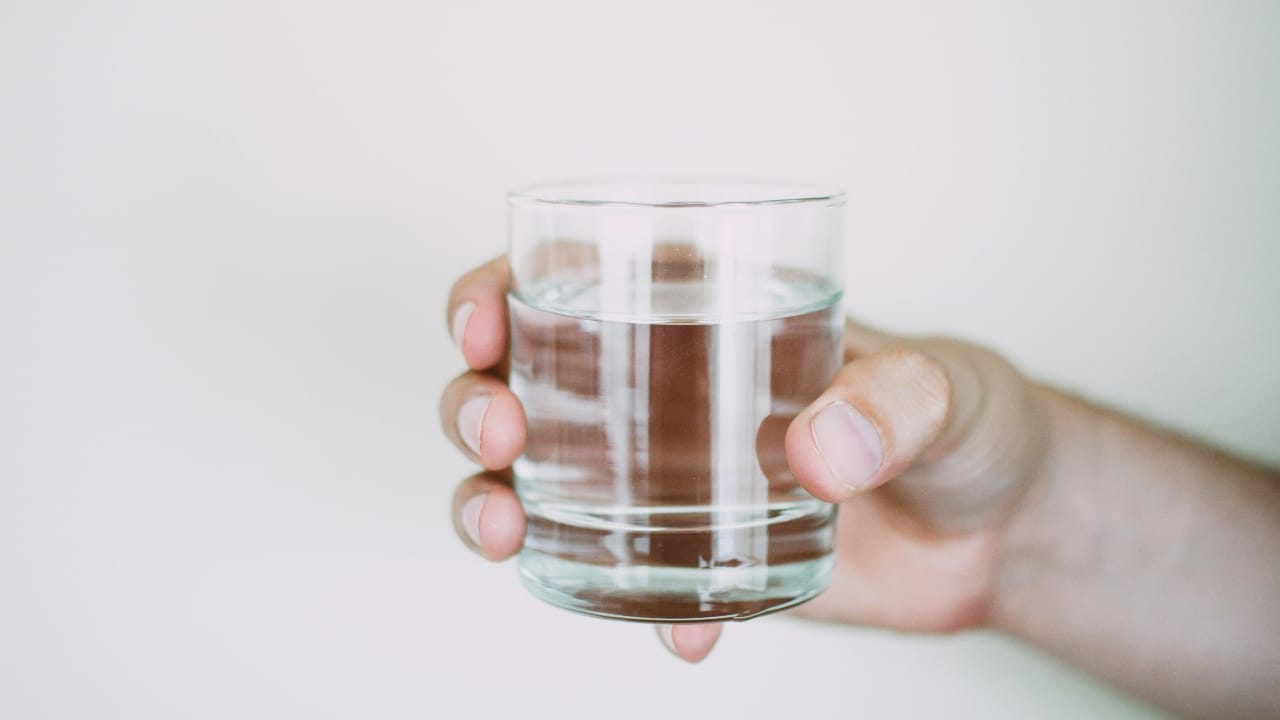 How much water you should drink according to your age? Expert weighs in