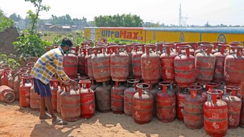 Delhi govt caps commercial LPG supply at 20%, announces priority allocation to these 8 categories