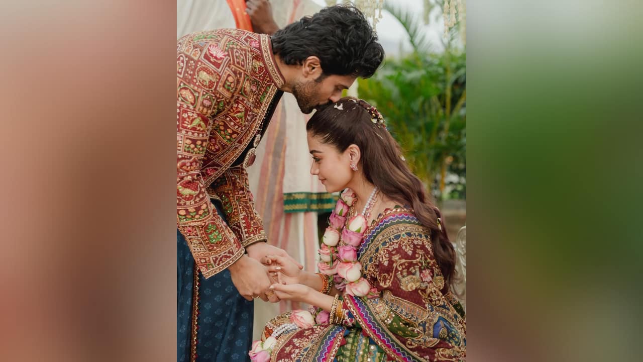 Torani In their ensembles, Torani depicted the couple's origins in Mysore and the Deccan. Vijay's outfit reflected the ease of traditional veshti attire and the tranquil power of Deccan royalty, while Rashmika's ensemble conveyed the tale of Lakshmi and the vitality of temple customs. Torani In their ensembles, Torani depicted the couple's origins in Mysore and the Deccan. Vijay's outfit reflected the ease of traditional veshti attire and the tranquil power of Deccan royalty, while Rashmika's ensemble conveyed the tale of Lakshmi and the vitality of temple customs.