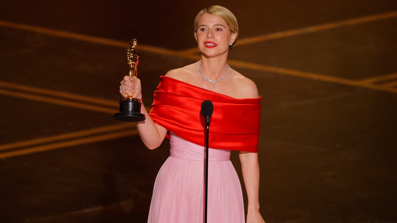 Best Actress Jessie Buckley secured the Best Actress Oscar for her performance in Hamnet. Her deeply emotional portrayal earned widespread acclaim and recognition from the Academy and audiences worldwide.