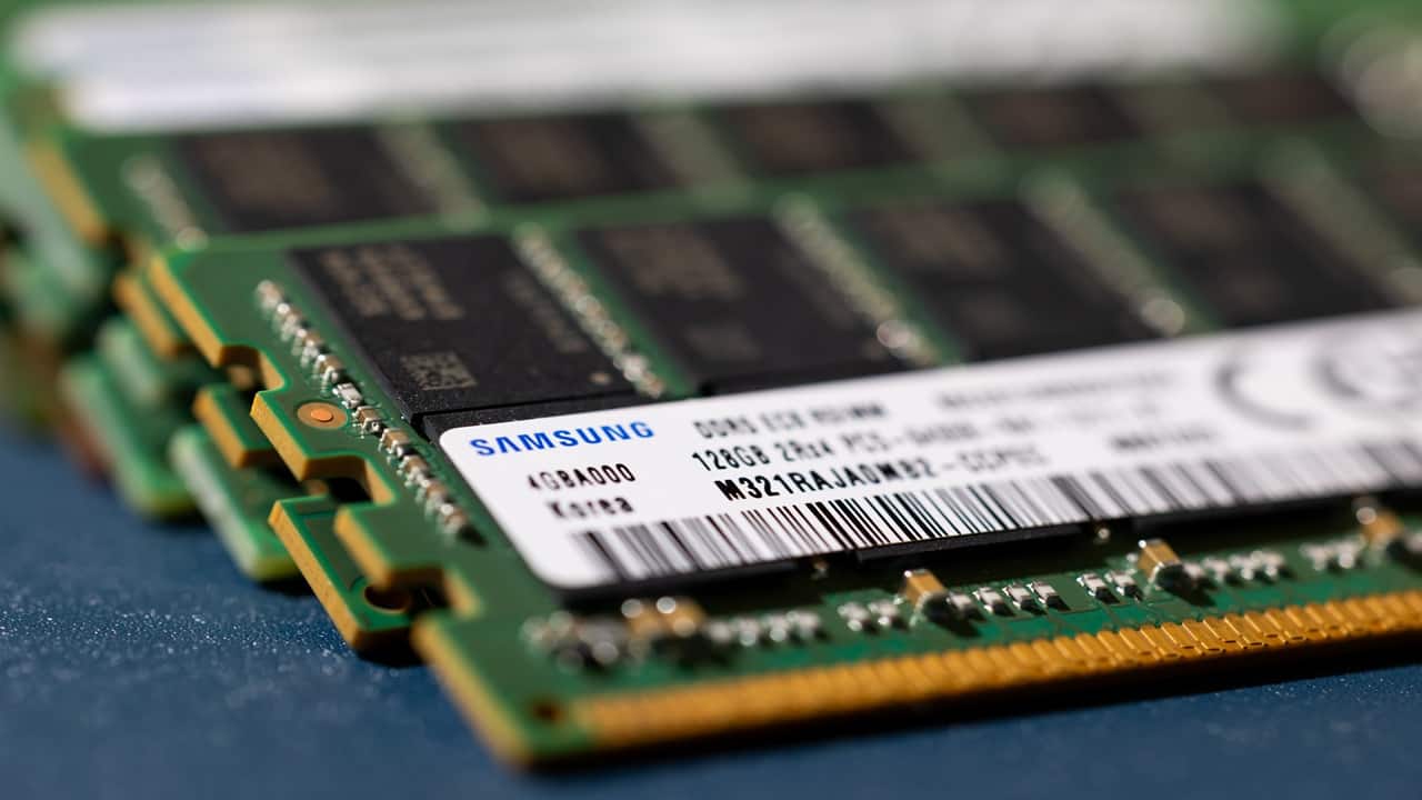 Samsung weighs multi-year deals to ease memory chip crunch fears