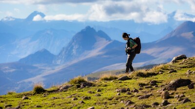 From snow-lined peaks to blooming rhododendron trails, these spring treks in India offer the perfect mix of clear views, fresh landscapes, and unforgettable mountain experiences. (Representative Image: Canva)