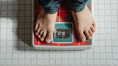 Falling estrogen levels after menopause often coincide with weight gain, raising the risk of heart disease, diabetes, and other serious health problems (Image: Pexels)