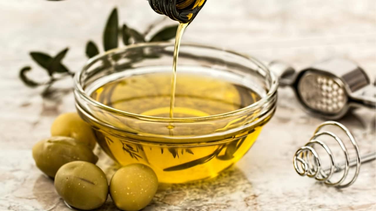 Olive oil and lemon juice shot for glowing skin: Dietitian shares who should take it and who should avoid
