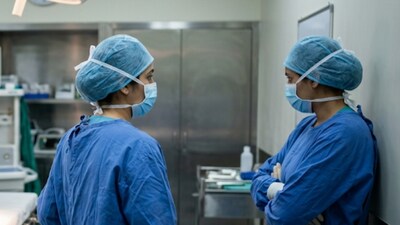 Outrage after doctors seen rushing critical surgeries in hospital. (AI-generated representative image)
