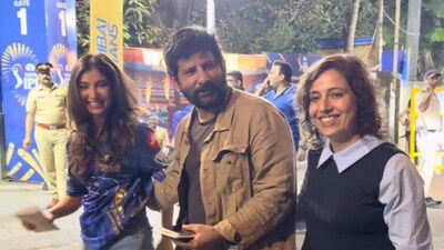 At the iconic Wankhede Stadium in Mumbai, Dhurandhar 2 actress Sara Arjun was spotted in attendance with her family.
