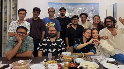 To commemorate the achievement, Arunabh Kumar, founder of TVF, invited the cast and crew of "Aspirants" to his home. 