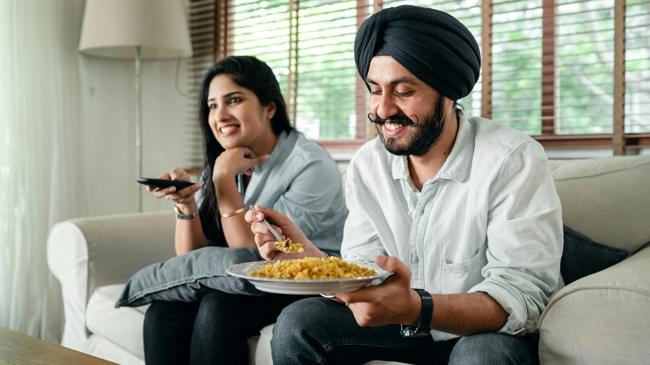 What happens when you eat dinner early at 7 pm vs late at 9 pm? Gastroenterologist breaks it down