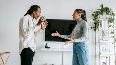 Are you microcheating without realizing it? A therapist breaks down the difference between harmful behaviour and harmless attraction—and where to draw the line. (Image: Pexels)