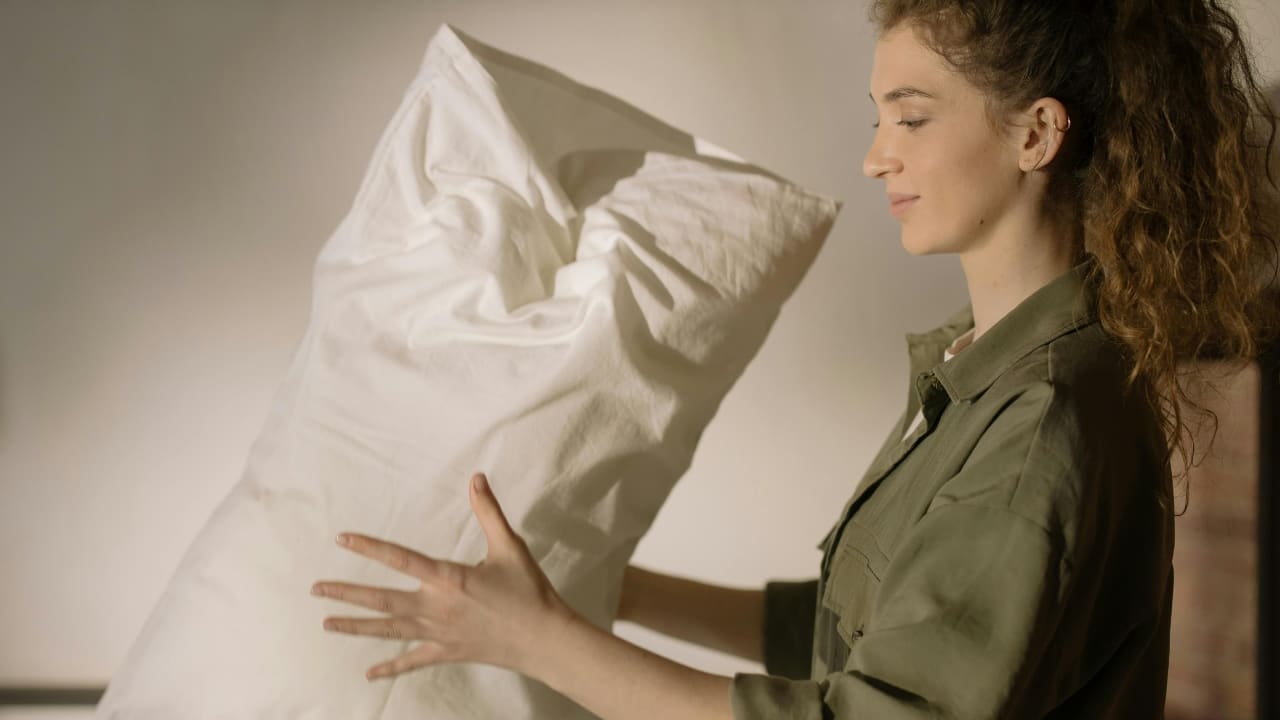 Why do pillows turn yellow? These easy ways will help you clean them at home