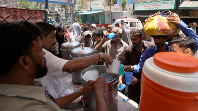 Volunteers provide water to people  in Karachi, Pakistan (AP/File photo)