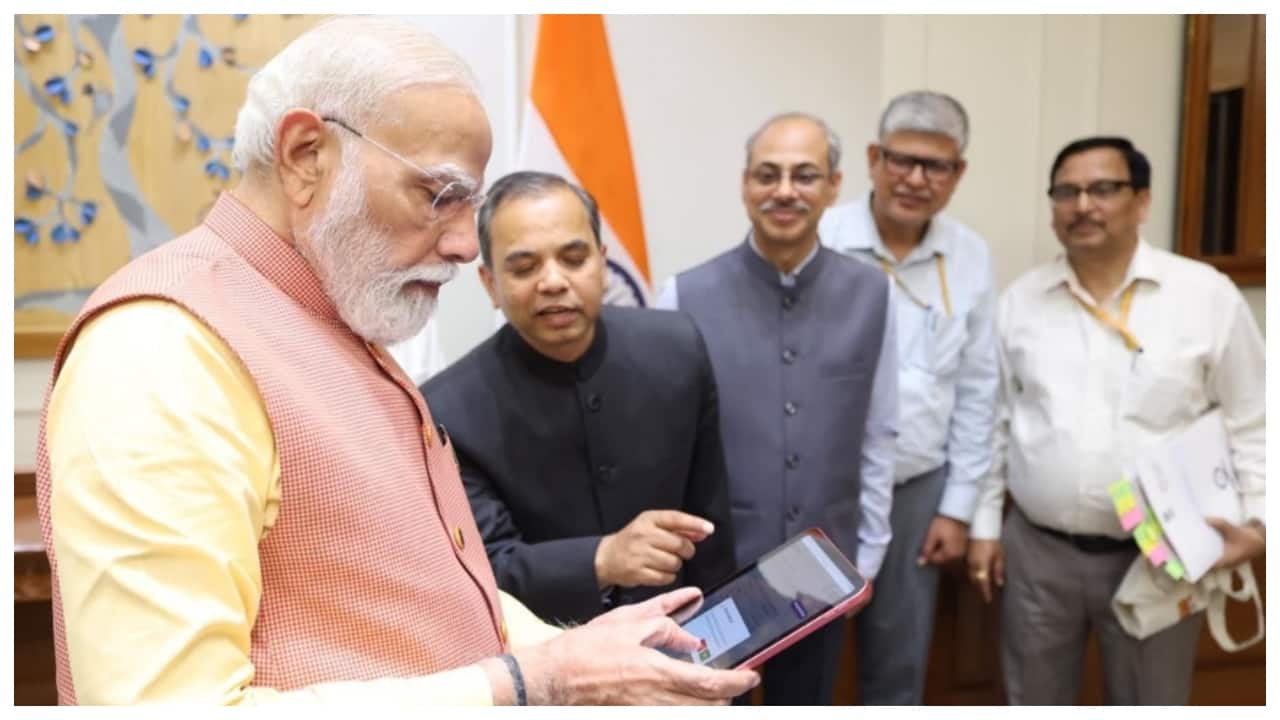 Prez Murmu, PM Modi take part in self-enumeration exercise as India's first digital census begins