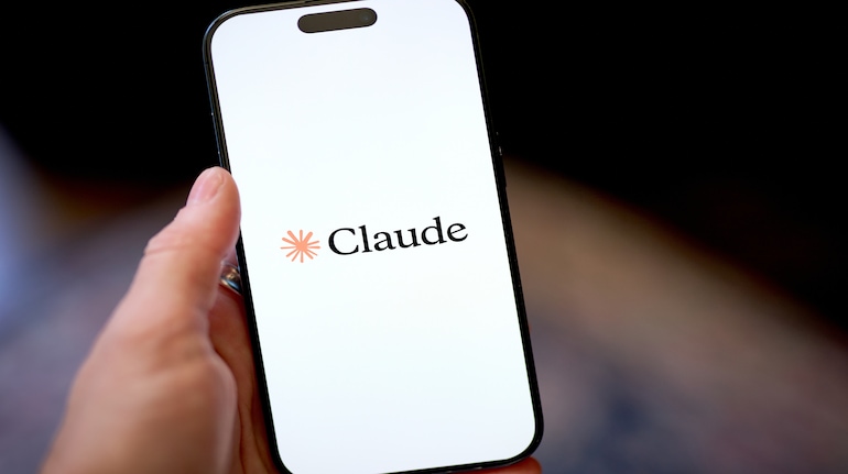 A man used Claude to create Windows 98 that runs local AI without ...