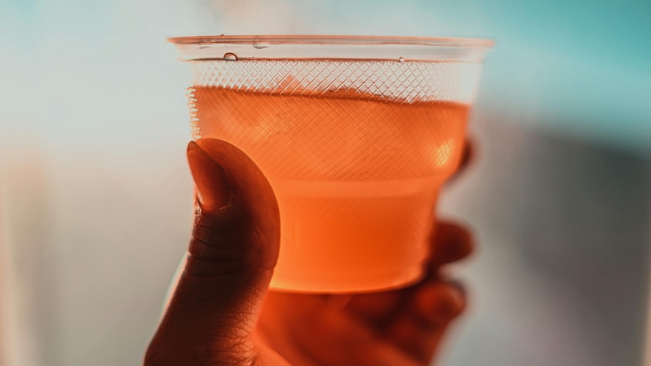 Why you should not drink alcohol on a flight to fall asleep faster, doctor warns about its health risks