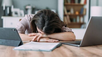 ‘Nobody will tolerate this’: Employee unhappy with pay sleeps at work for hours, boss threatens to fire her