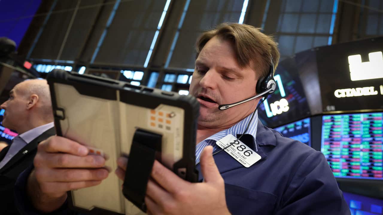 US stocks fall, oil rallies as Middle East peace hopes fade