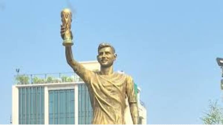 निरीक्षण के बाद हटाई जा सकती है कोलकाता की 70 फुट ऊंची मेसी की प्रतिमा, ‘संरचनात्मक खामियां’- Moneycontrol.com