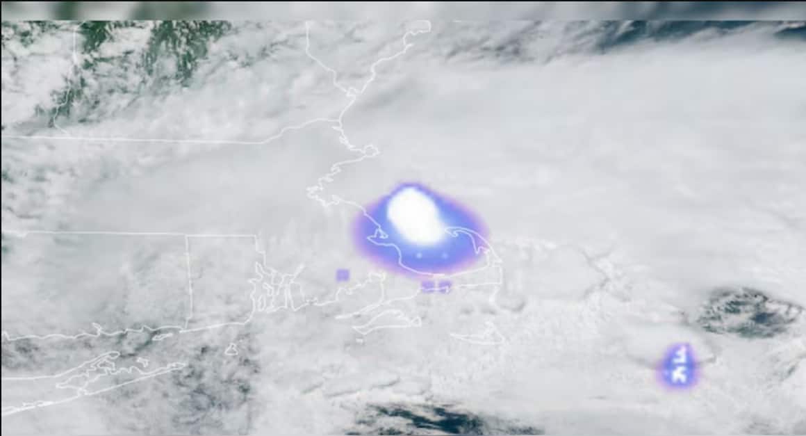 Meteor travelling at 75,000 mph causes loud booms across northeastern US | Watch