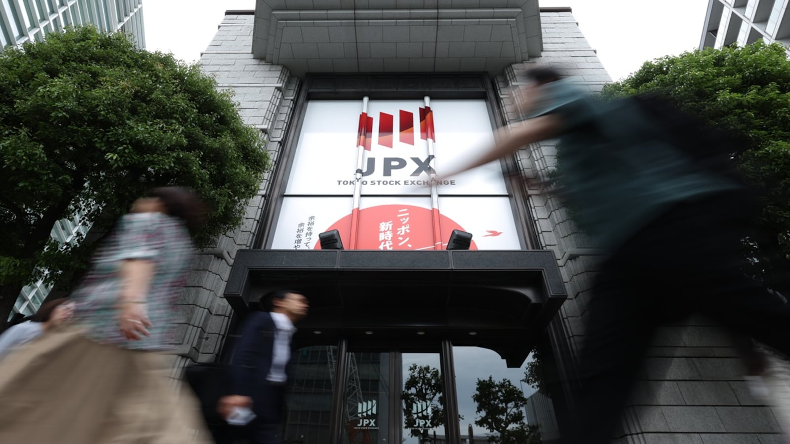 Japanese stocks sink as tech selloff and Iran tensions hit sentiment; Nikkei 225 drops 3.9%, led by declines in tech shares.