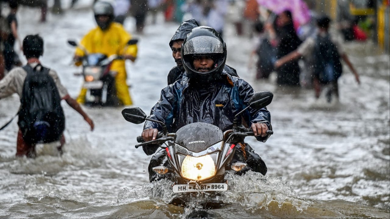 Mumbai comes to a standstill as heavy rains flood roads. Viral videos ...