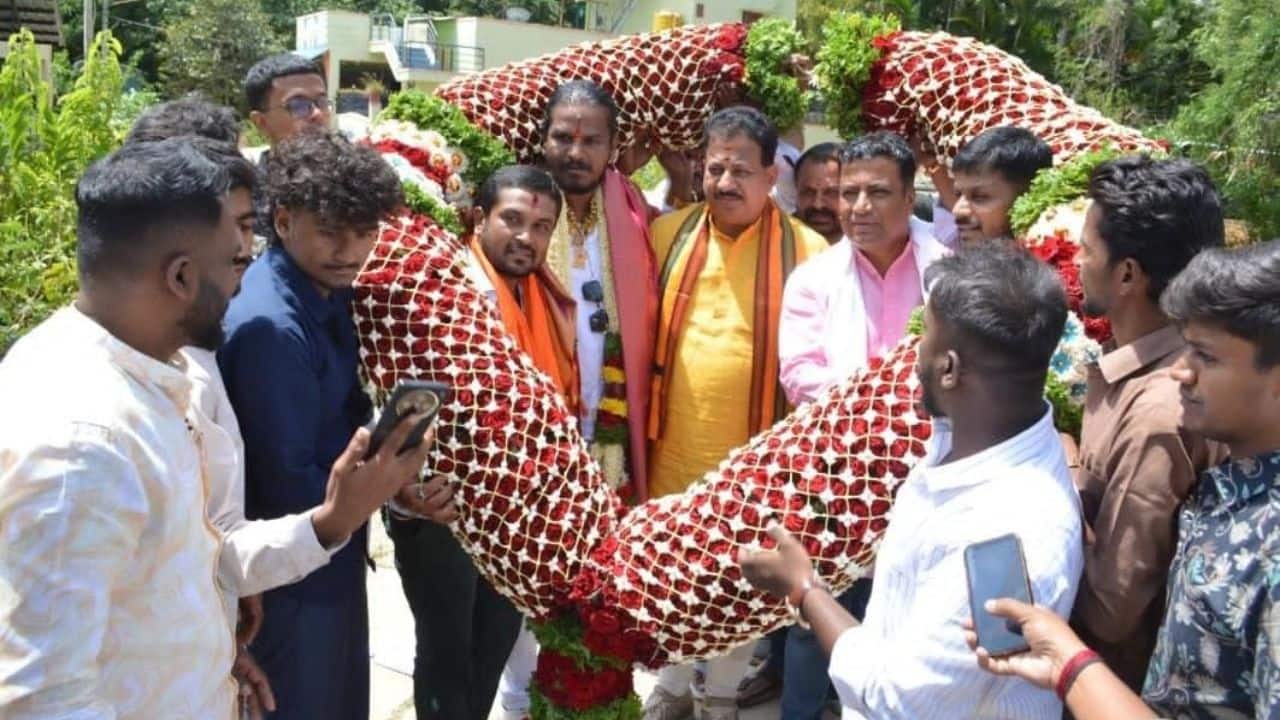 बंगलूरू: भाजपा विधायक द्वारा कुख्यात 'किंग मेकर दासा' का सम्मान, वीडियो वायरल होने पर कर्नाटक में राजनीतिक घमासान