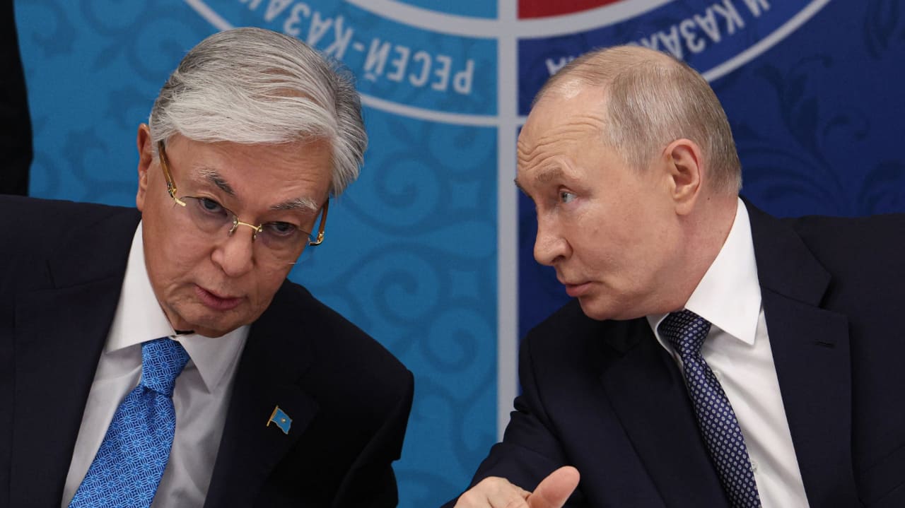 Kazakhstan President Tokayev Urges Putin to Freeze Ukraine War