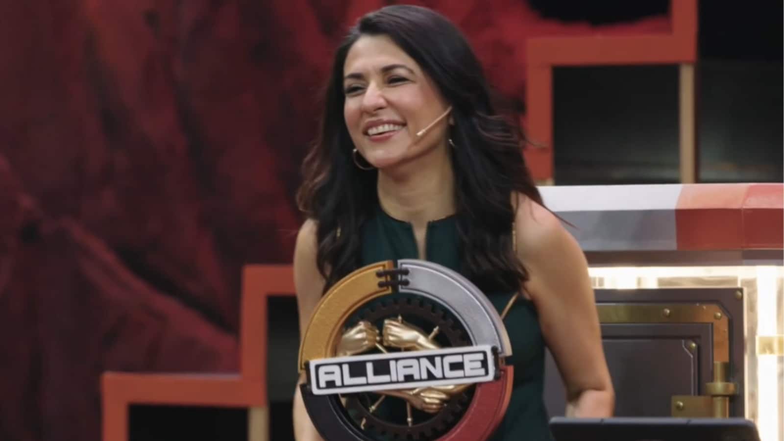 कौन बनीं Alliance की पहली विनर? Mini Mathur ने Aly Goni को दी मात 3 20260806084251 Mini Mathur lifts Alliance trophy