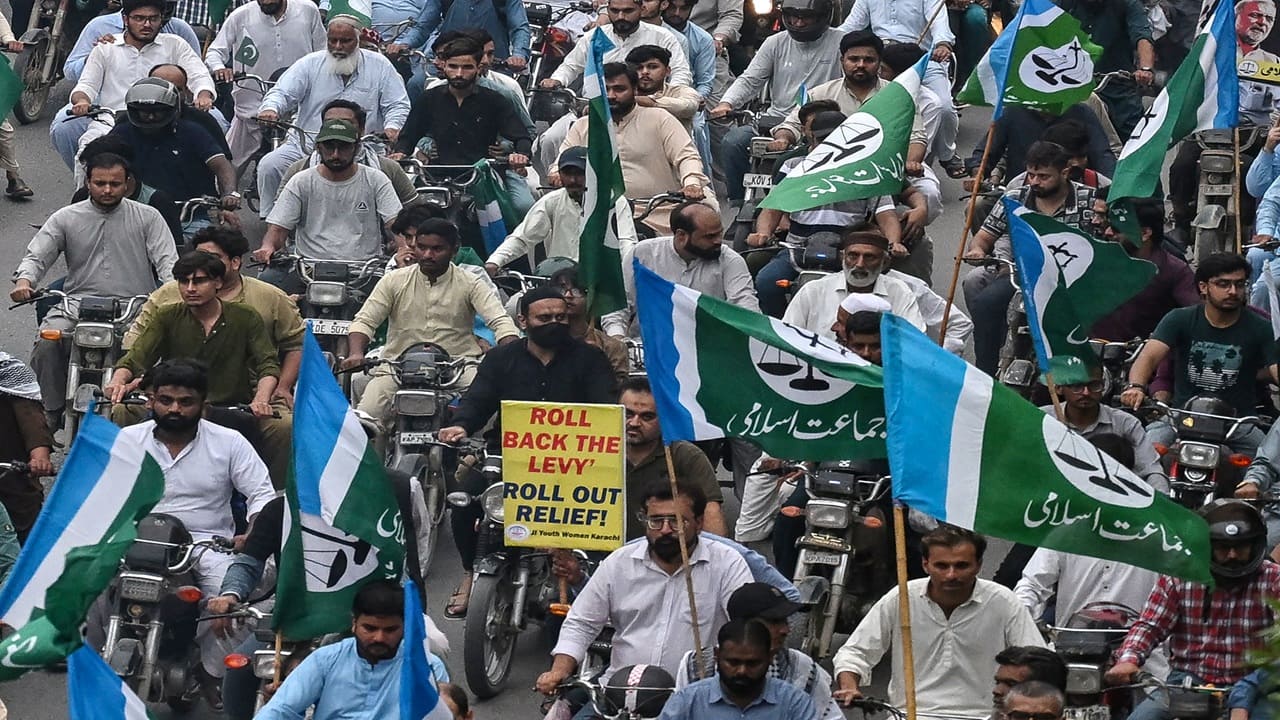 'To hell with you and your IMF': Pakistan erupts over soaring petrol, grocery prices as Jamaat-e-Islami protests and transport strike intensify