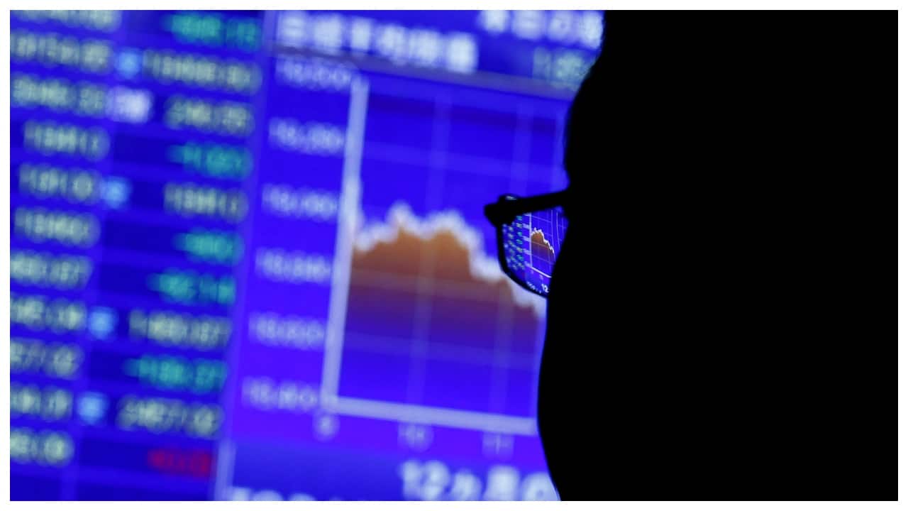 US stocks dip as oil, yields offset chip gains