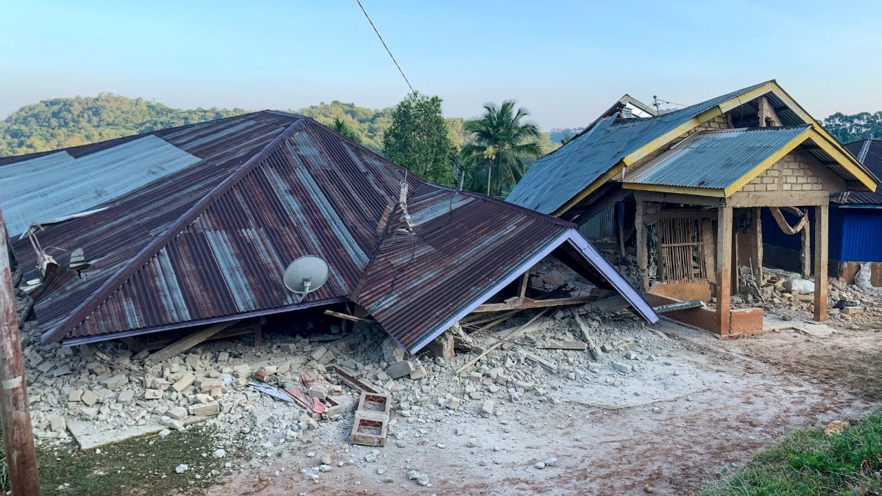 Fresh 6.9 quake hits Sumatra after deadly Indonesia temblor