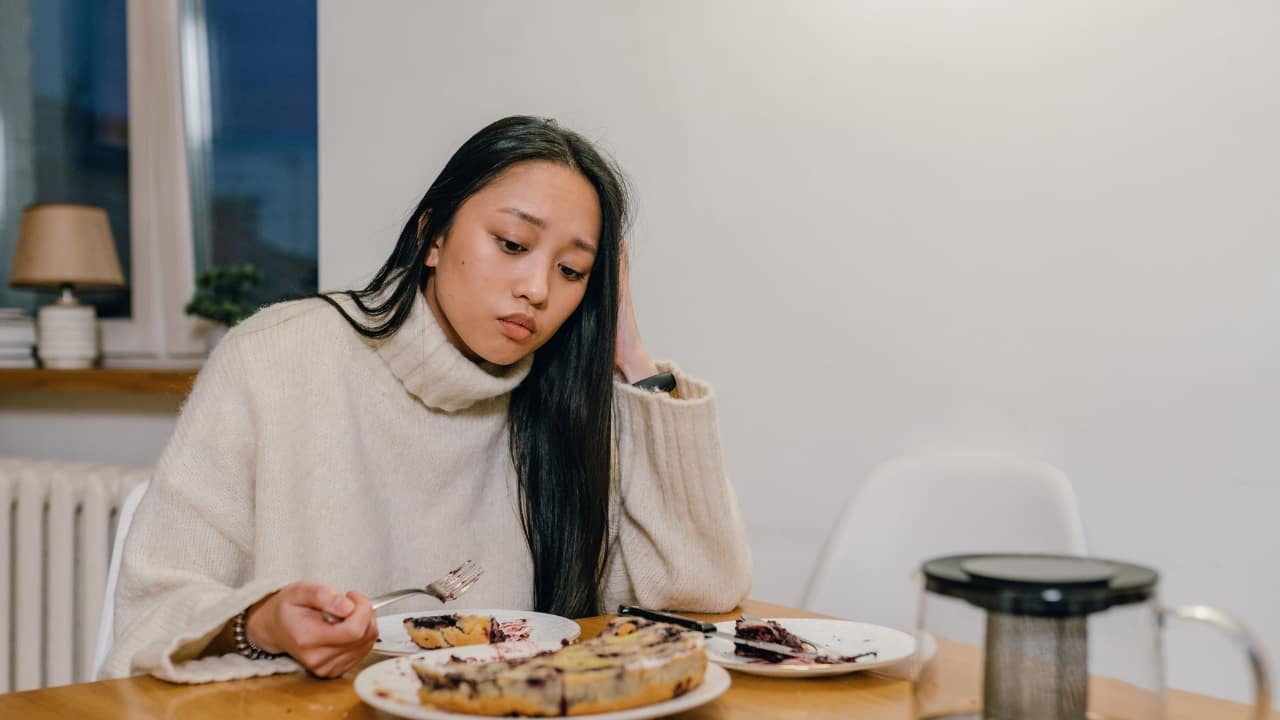 Lifestyle coach shares 4 warning signs you're emotional eating - lifestyle news from Moneycontrol