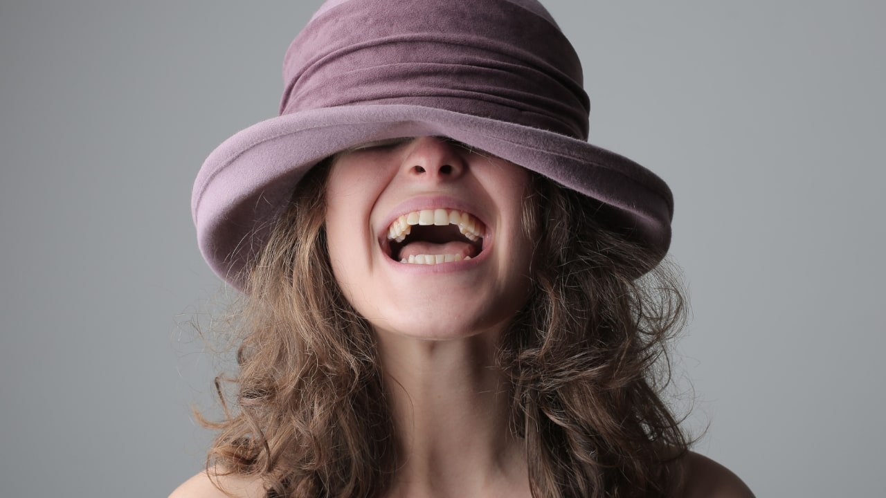 psychology-says-laughing-under-stress-does-not-always-mean-the-person