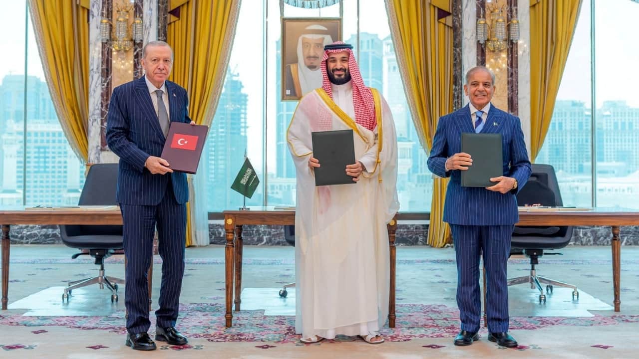 'Constitutional crime': Why Turkey's opposition is challenging Mecca Defence Pact