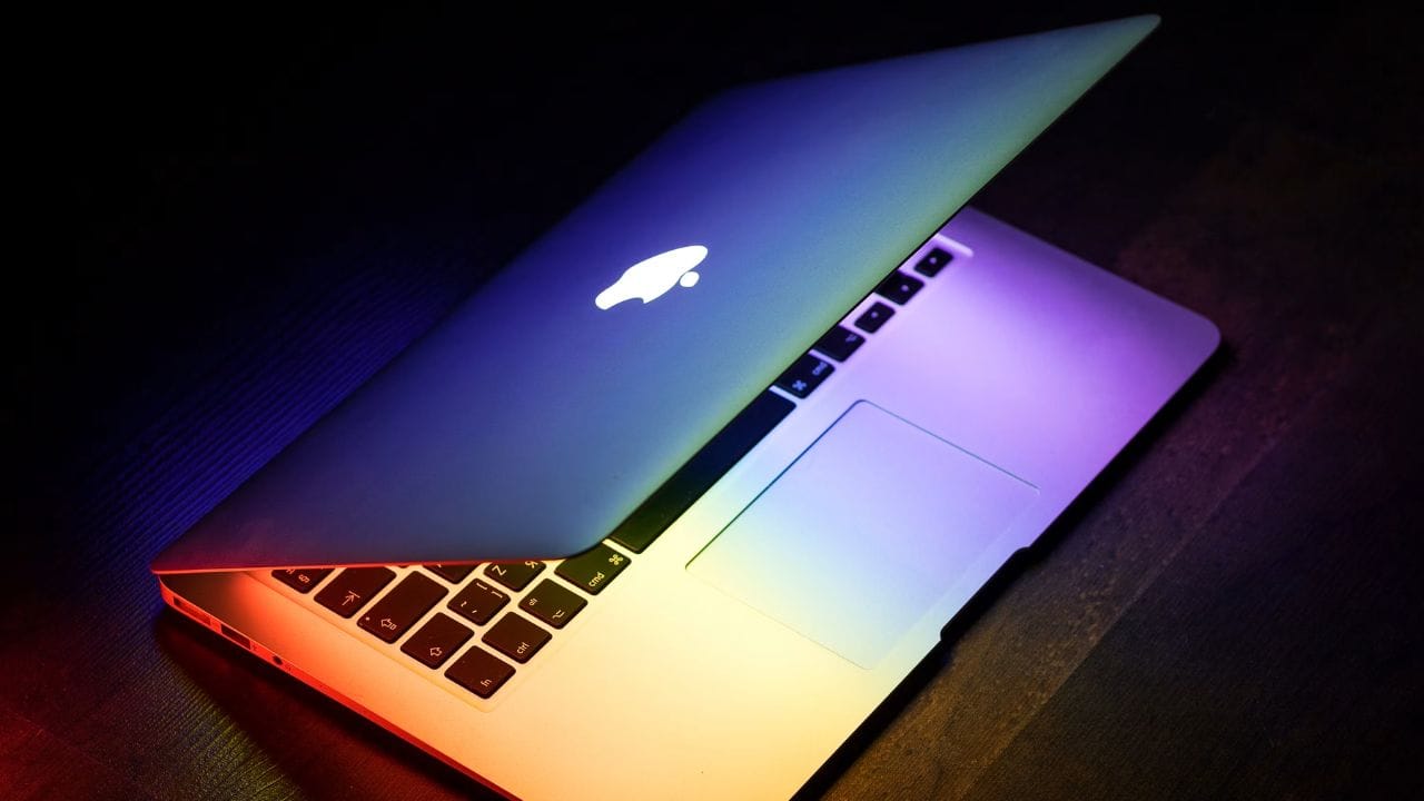 Bihar man loses Rs 2 lakh MacBook in Bengaluru, honest e-rickshaw driver returns it- Moneycontrol