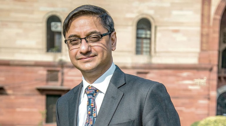 'It is a simple test': Sanjeev Sanyal defends eating with hands after US man questions Indian tradition