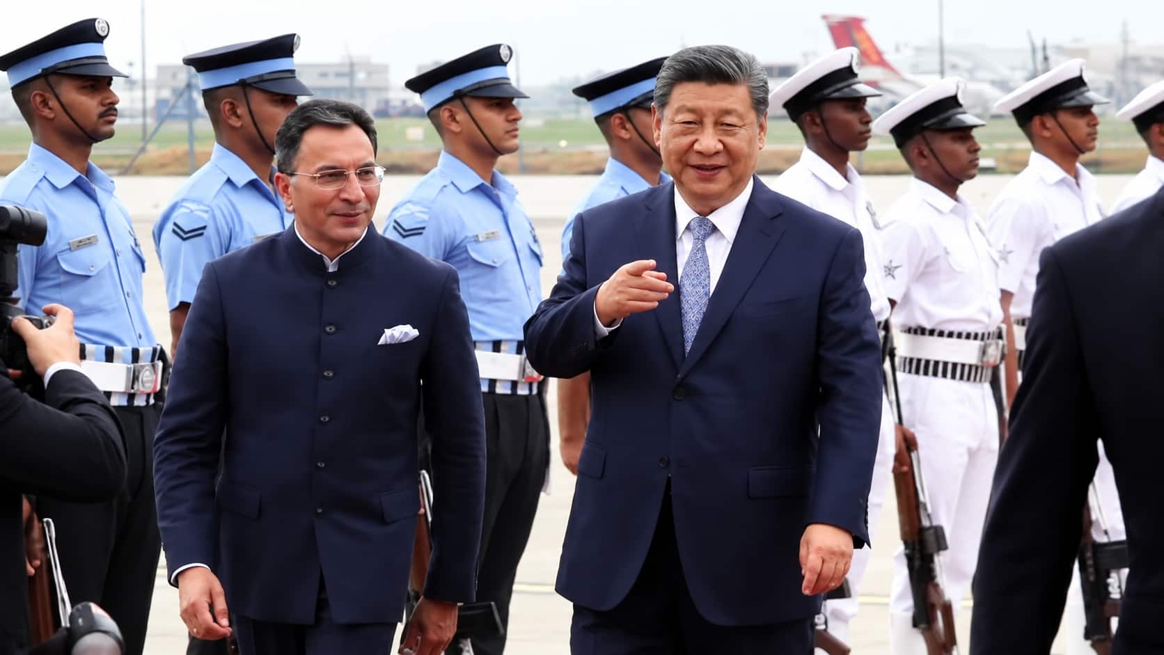 China Rrr Who received China's Xi Jinping at airport on his arrival in New Delhi?