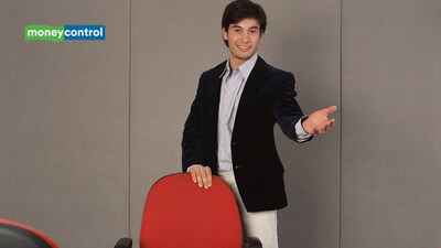Psychology says people who give up their seats for those who need them more reveal more than good manners: What this behaviour says about them (image: canva)