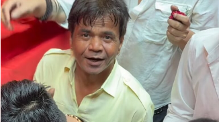 Watch - Actor Rajpal Yadav skips VIP queue at Lalbaugcha Raja, stands ...