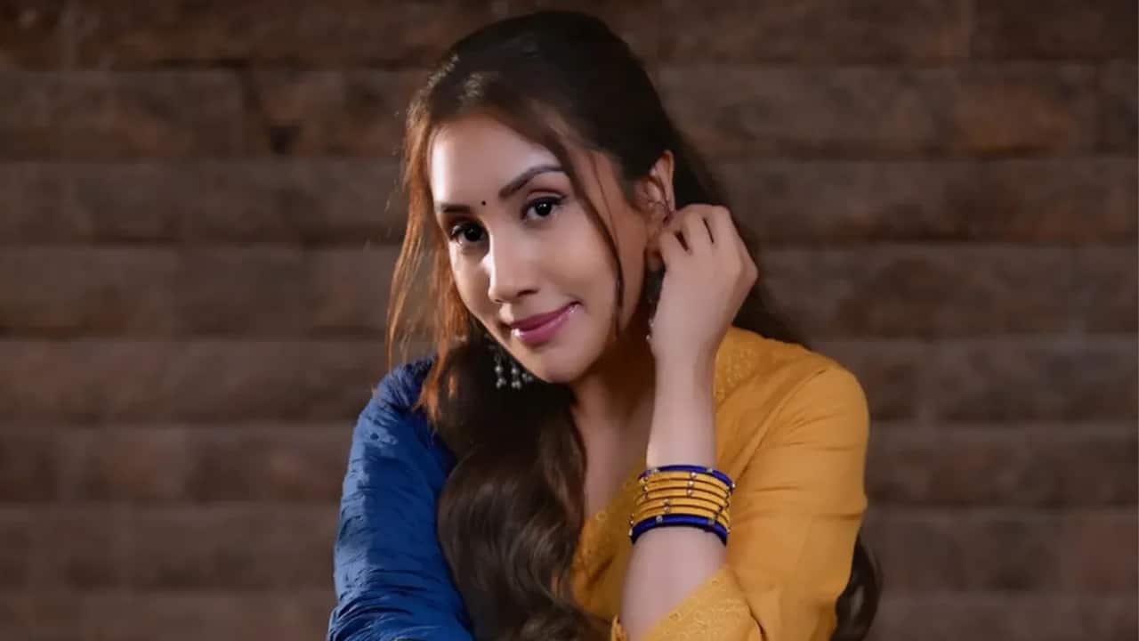 Sathyaraj's daughter Divya Sathyaraj files Rs 1 cr defamation suit against actor Bayilvan Ranganathan after marriage remarks controversy