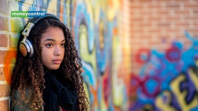 Psychology says being afraid to tell your parents you want to move out may reflect a deeper emotional conflict (image: canva)
