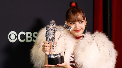 Lisa poses with the Best Pop award for ‘Dream’ at the 2026 MTV Video Music Awards (REUTERS/Caroline Brehman)
