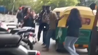 Bengaluru girls, auto driver exchange blows on road over fare dispute; video goes viral