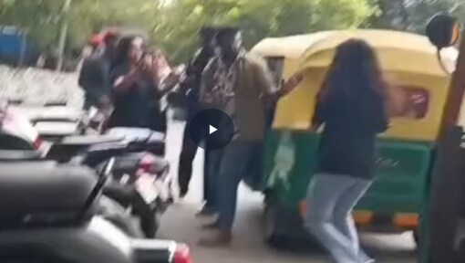 Bengaluru girls, auto driver exchange blows on road over fare dispute; video goes viral