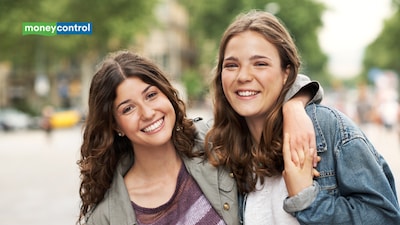 Psychology says there's more behind changing yourself around different friends than simply being "fake" or having no personality (image: canva)